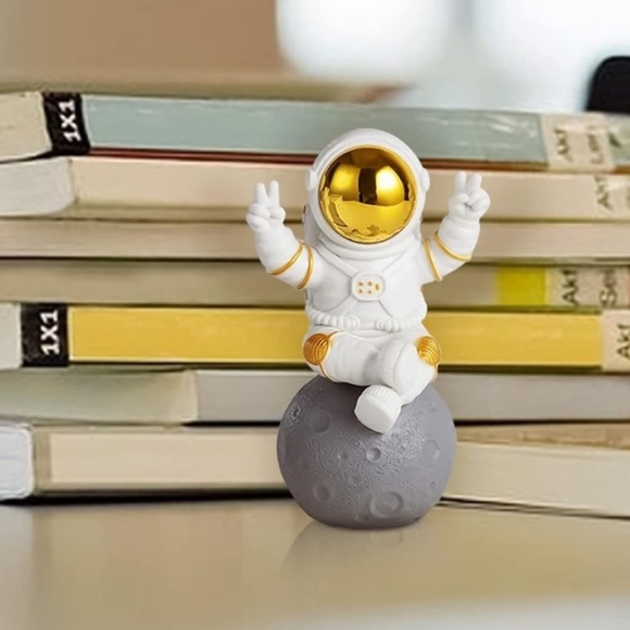 NWT Astronaut Space Figurine Decoration (Victory)! - Picture 2 of 7